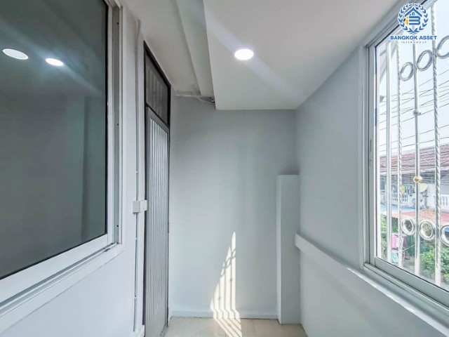 *****ทาวน์เฮ้าส์มือสองย่านกรุงเทพมหานคร ม.พระปิ่น2 ติดถนนบรมราชชนนี #หลังมุม เนื้อที่ 20 ตร.ว. ฟังก์ชัน 2 ห้องนอน 2 ห้องน้ำ 1 ที่จอดรถ แถมฟรี! 2 เครื่องปรับอากาศ บนทำเลเยี่ยม ใกล้รถไฟฟ้าสายสีน้ำเงิน "สถานีหลักสอง", เซ็นทรัลปิ่นเกล้า, ม.มหิดล และจุดขึ้นทางด่วน "ศรีรัช"